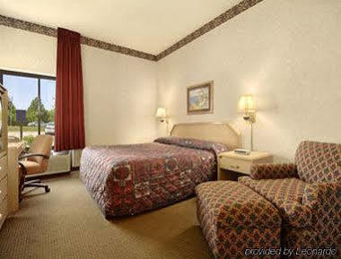 Hotel Baymont By Wyndham Lawrence